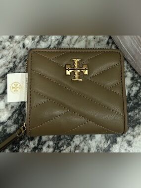 Tory Burch Quilted Leather Wallet in Ssndstone with Gold Logo
